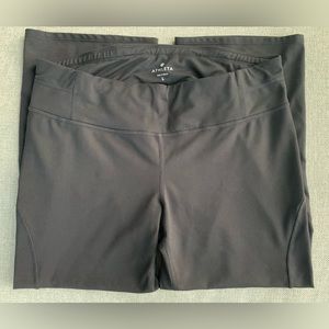 Athleta Women’s Black Crop Capri Tight Leggings, Size L.